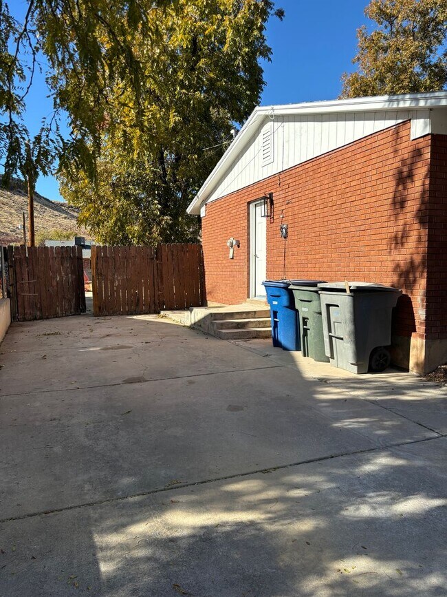 Foto del edificio - Upgraded Downstairs Duplex w/ Large Backya...