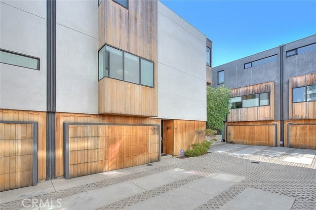 Building Photo - 1825 N Kenmore Ave