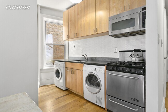 Building Photo - 210 E 17th St
