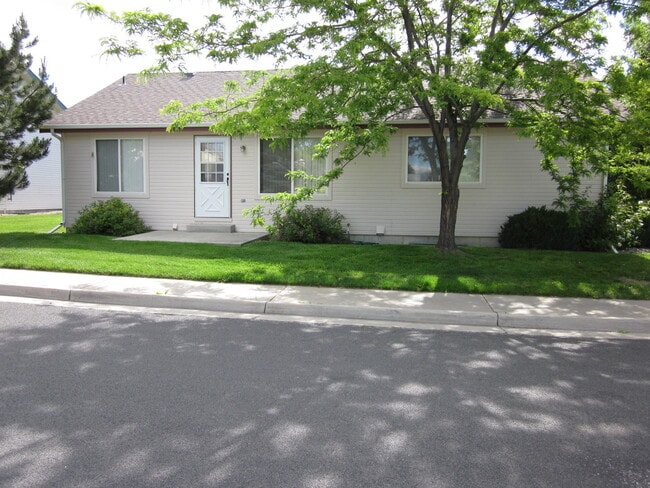 Building Photo - 421 Radiant Dr