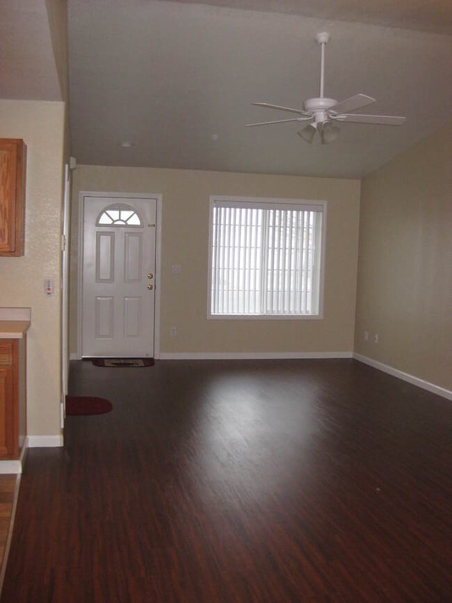 Building Photo - 3 Bedroom 2 Bath Duplex at the end of a Cul-De-Sac