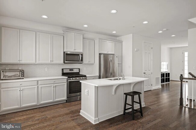 Foto del edificio - 608 Mayer Pl