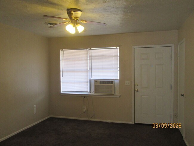 Foto del edificio - HOUSE - 3 bedrooms, 2 bathrooms, single car garage