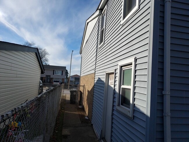 Building Photo - 4417 Arbutus Ln