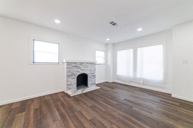 Building Photo - 2914 Wheeler Ave