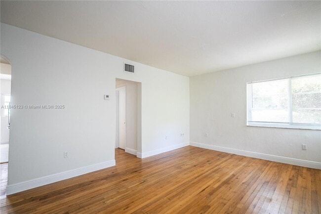 Building Photo - 1007 Bay Dr