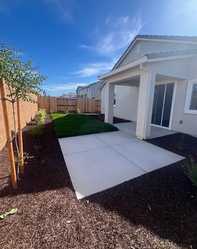 Foto del edificio - Honey - I'm Home!  BRAND NEW *Elk Grove" 3/2 (Solar).  Please view ENTIRE ad for viewings