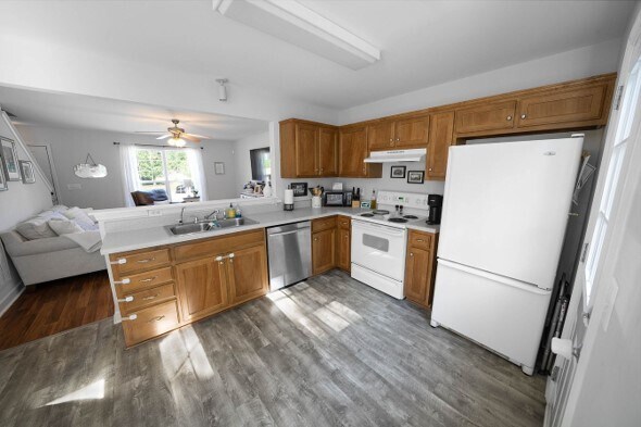 Large OpenKitchen - 1615 Bryson Cove