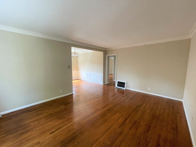 Building Photo - 10620 Holman Ave
