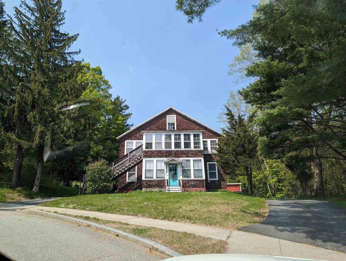 23 Lincoln Heights, Claremont, NH 03743 Room for Rent in Claremont