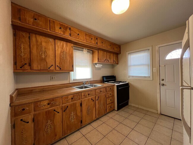 Building Photo - Pet Friendly!!! 2 Bedroom/ 1 Bathroom, Wat...