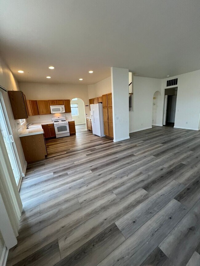 Foto del edificio - 9670 Oakley Lane - ALL NEW FLOORING THROUG...