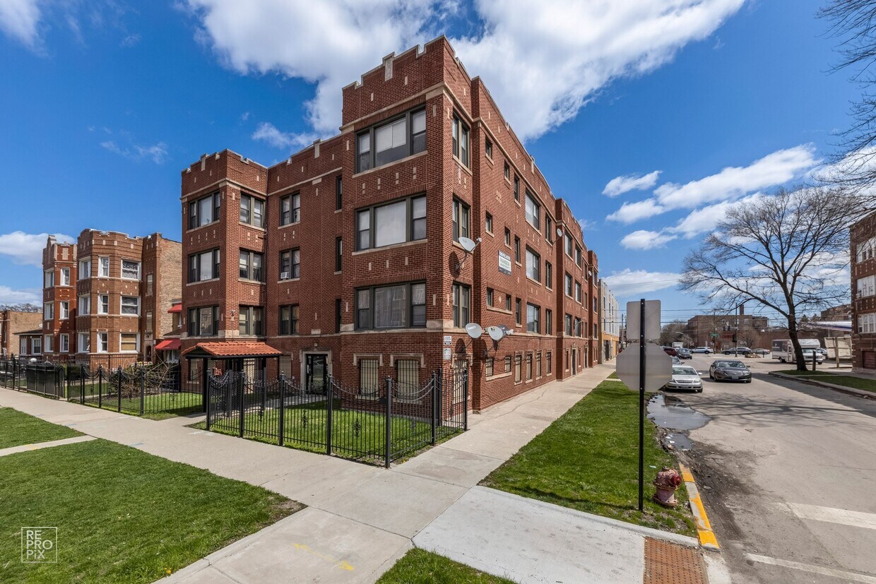 Foto principal - 8057-59 S Marshfield