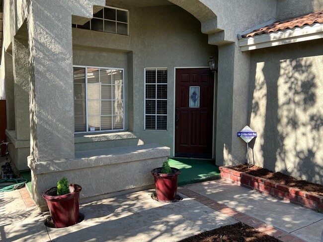 Building Photo - Nice 2 Story Family Home
