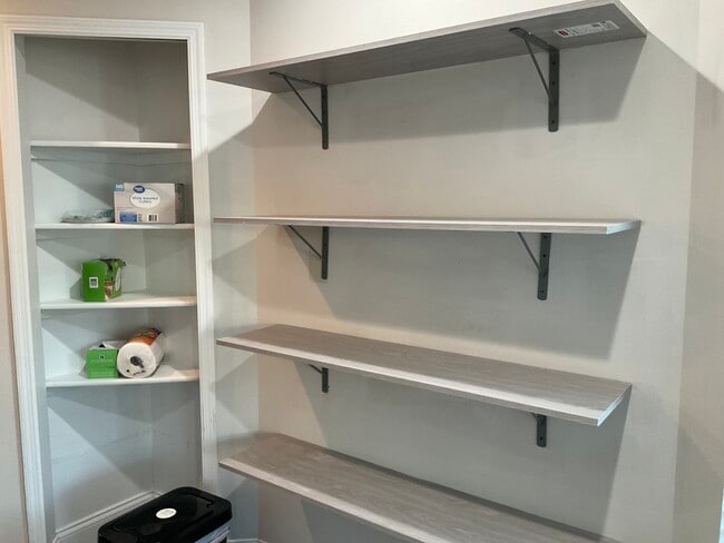 Building Photo - 9532 Darien Ave