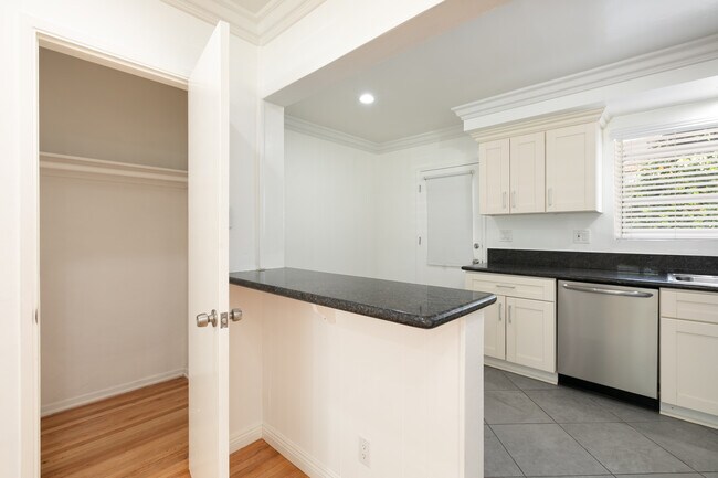 Building Photo - 14619 Moorpark St