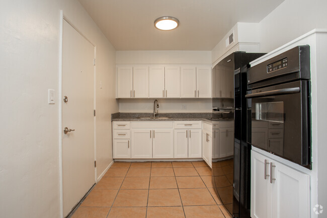 1BR, 1BA - 613 SF - The Palace Apartments