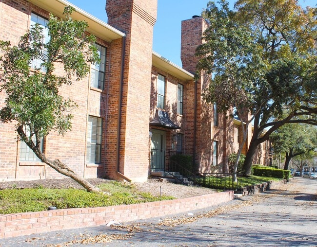 Building Photo - 2-BEDROOM ALAMO HEIGHTS CONDO