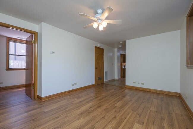 Building Photo - 1413 W Oakdale Ave