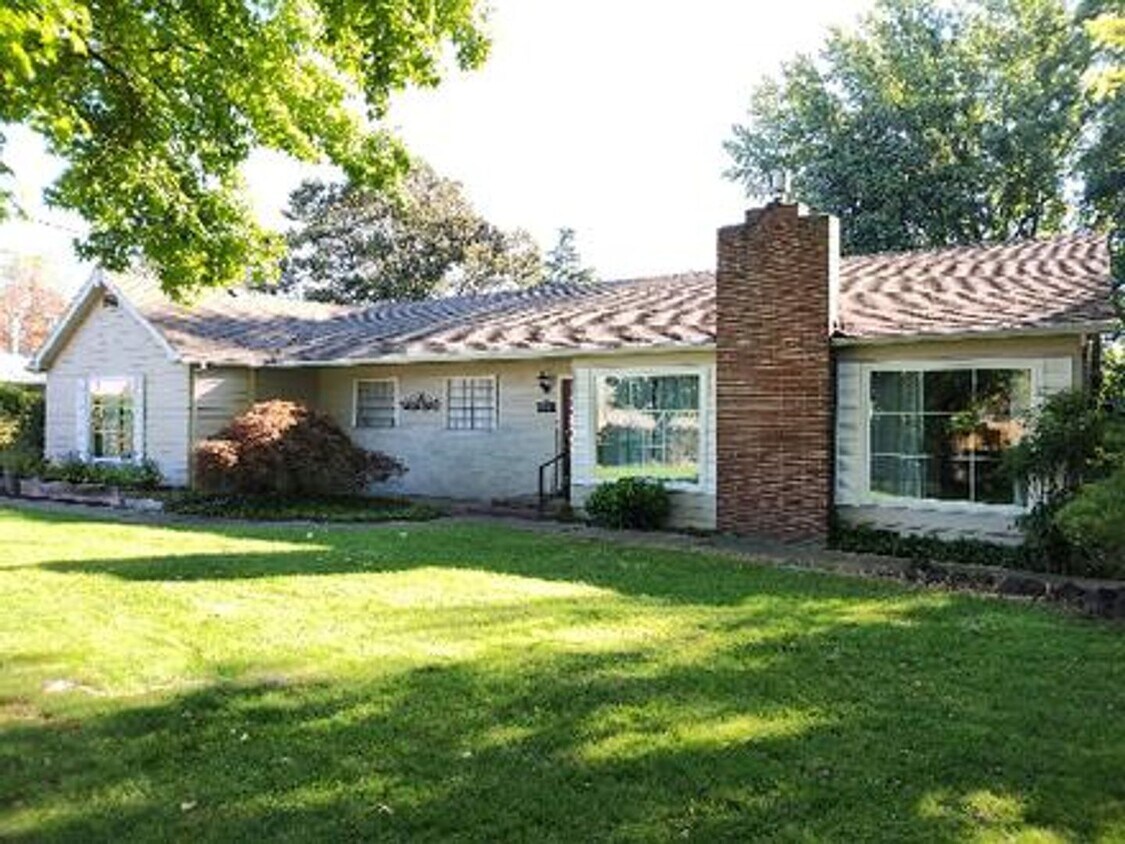 Foto principal - Spacious 3 Bedroom, 2 Bath Home on Private...