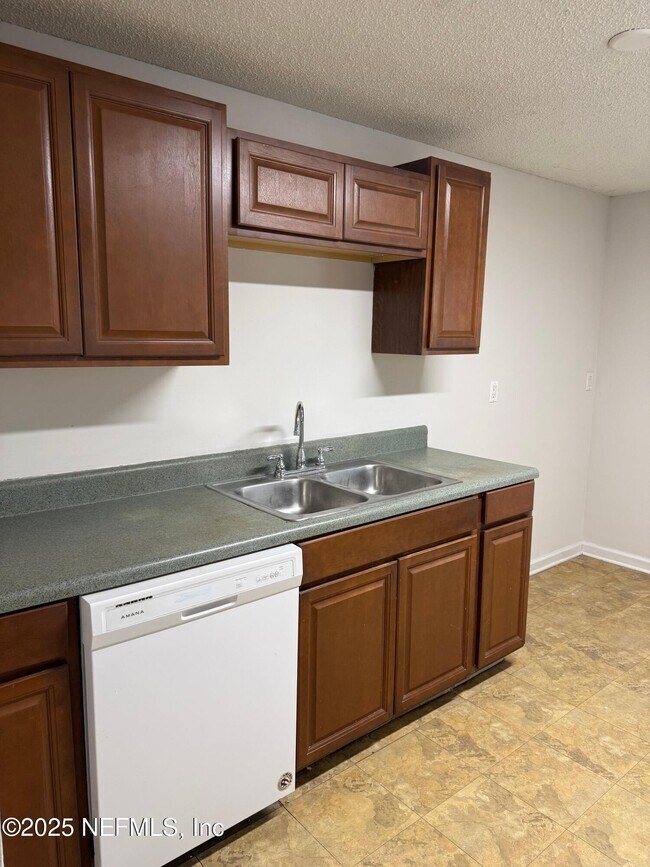 Building Photo - 2650 Sunrise Village Dr