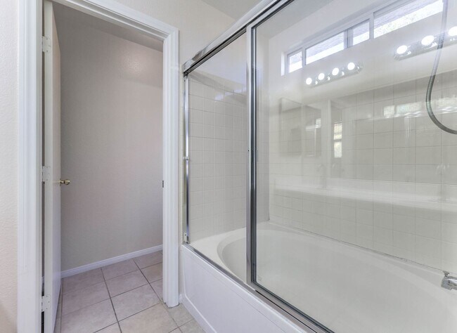 Foto del edificio - Beautiful 2 story home in Peccole Ranch.