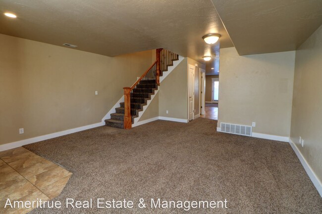 Building Photo - 3 br, 2.5 bath House - 110 S Tamarak CIR.