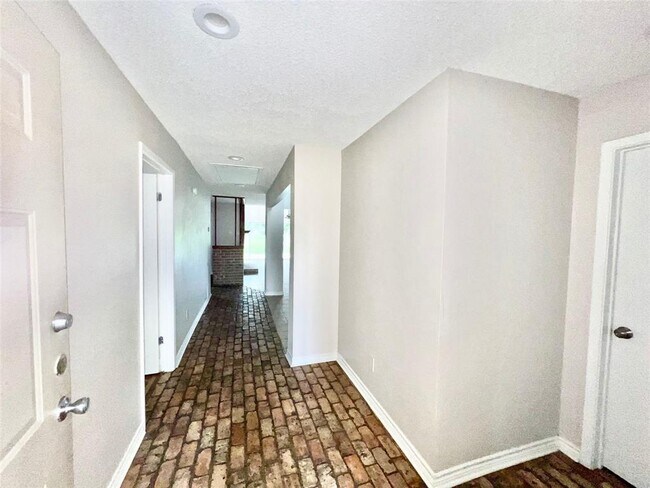 Building Photo - 1820 Veranda Dr