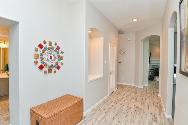 Foto del edificio - 2526 Lake Dale Ln