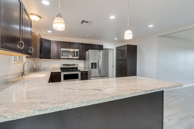 Building Photo - 6842 N Camino de las Brisas