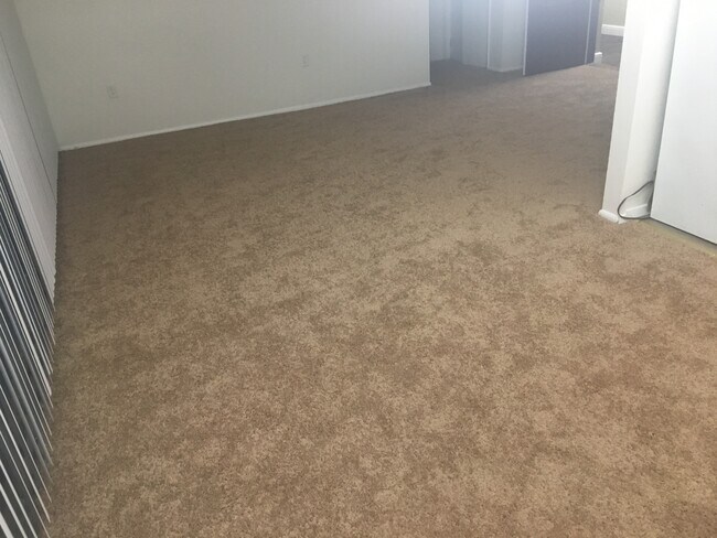 Otra vista de la sala de estar - 1800 Metzerott Rd