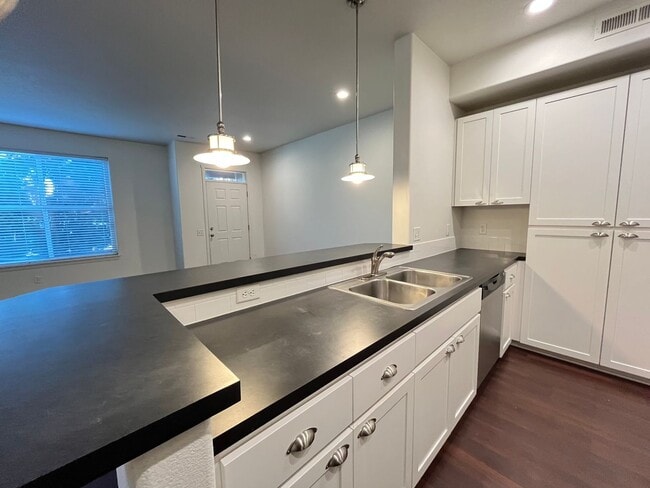 Building Photo - 3 Bd 3 Ba home in Hillsboro! Private yard ...