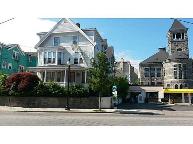 Building Photo - 19 Hamlet Ave