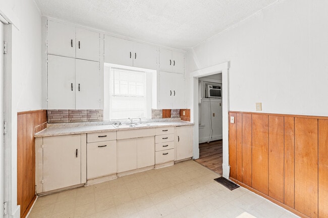 Building Photo - 415 S Phillips Ave