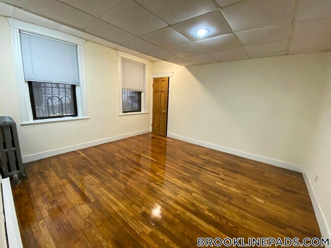 Building Photo - 364 Riverway