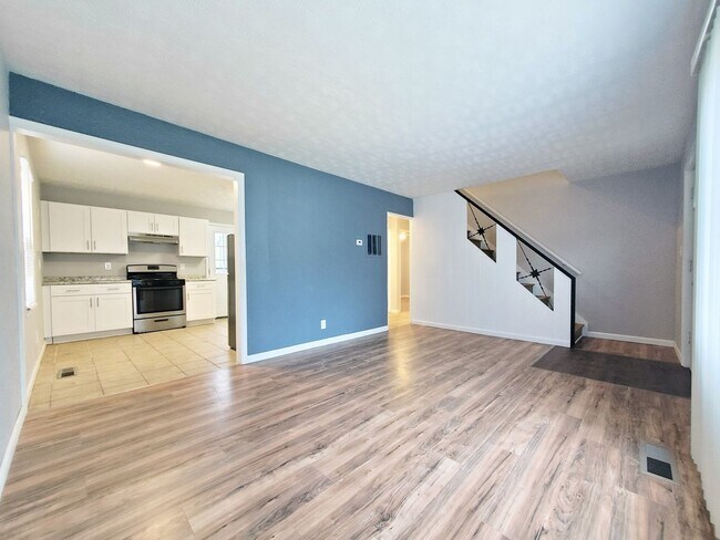 Building Photo - 3 Bed - 1 Bath Cape Cod for Rent!