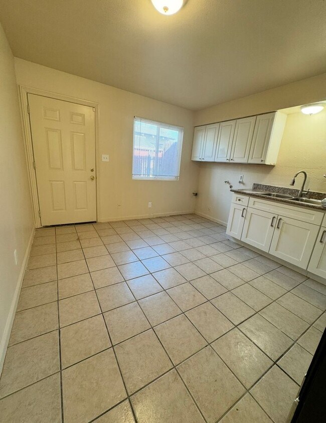 Foto del edificio - 3530 E Iowa Ave