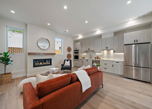 Foto del edificio - Luxurious New 2 bed 2.5 bath Townhome in S...