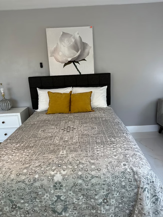 Cama de tamaño completo - 3163 NW 29th St