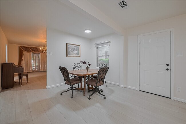 Foto del edificio - 8715 Guinevere St