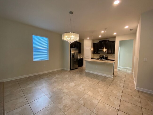 Foto del edificio - Spacious 4-Bedroom Home in Prime Winter Ga...