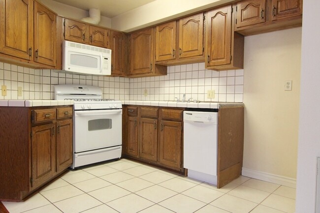 Building Photo - 4267 Beverly Glen Blvd