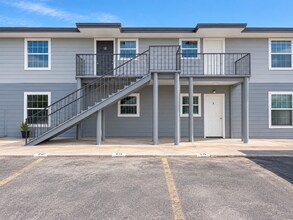 Building Photo - 1309 W St Francis Ave