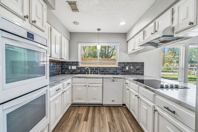Foto del edificio - 8306 Pine Falls Dr