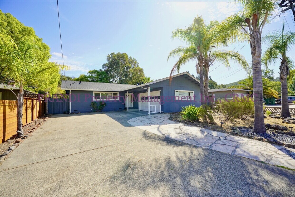 Foto principal - Updated Novato Home with A/C and Great Bac...