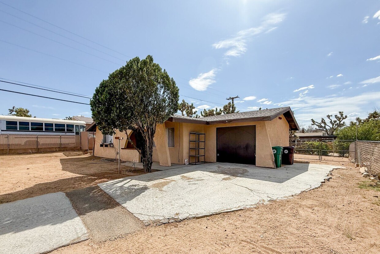 Foto principal - 2 Bedroom Yucca Valley Home