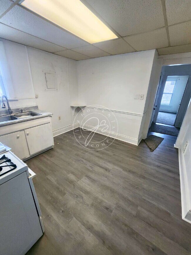 Foto del edificio - One of a kind 2 story 3-bedroom apartment!