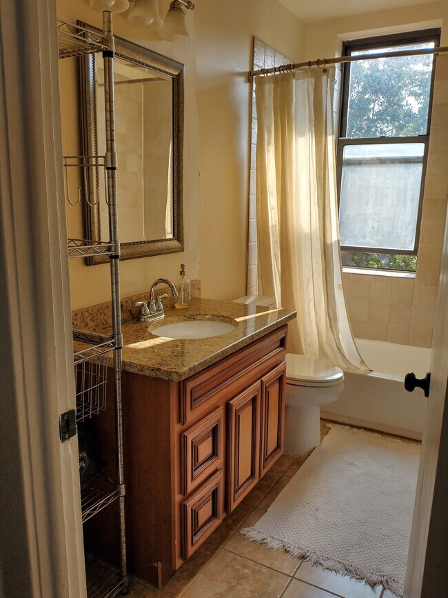 Building Photo - 553 Undercliff Ave