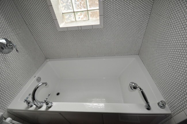 Baño principal de hidromasaje - 941 W Altgeld St