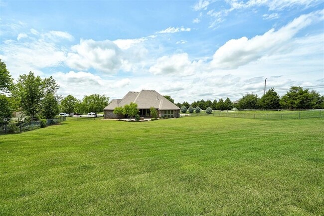 Building Photo - 22090 White Pine Cir